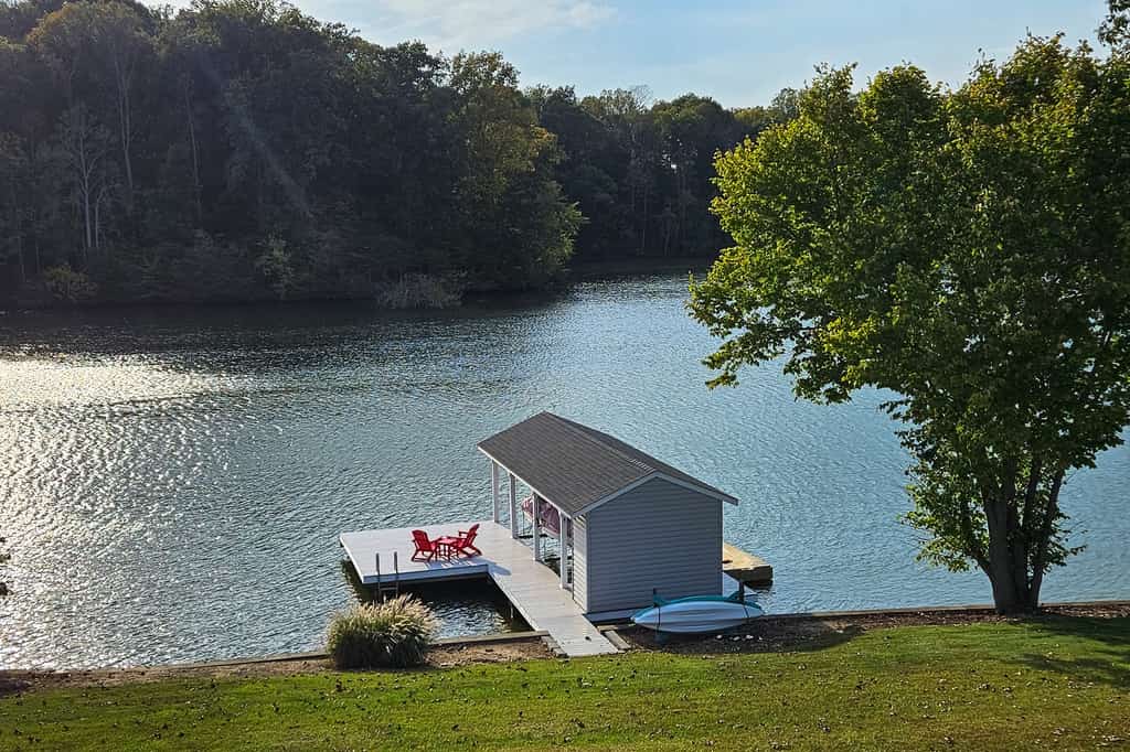 Spacious lakefront house w/patio, balcony, grill & foosball