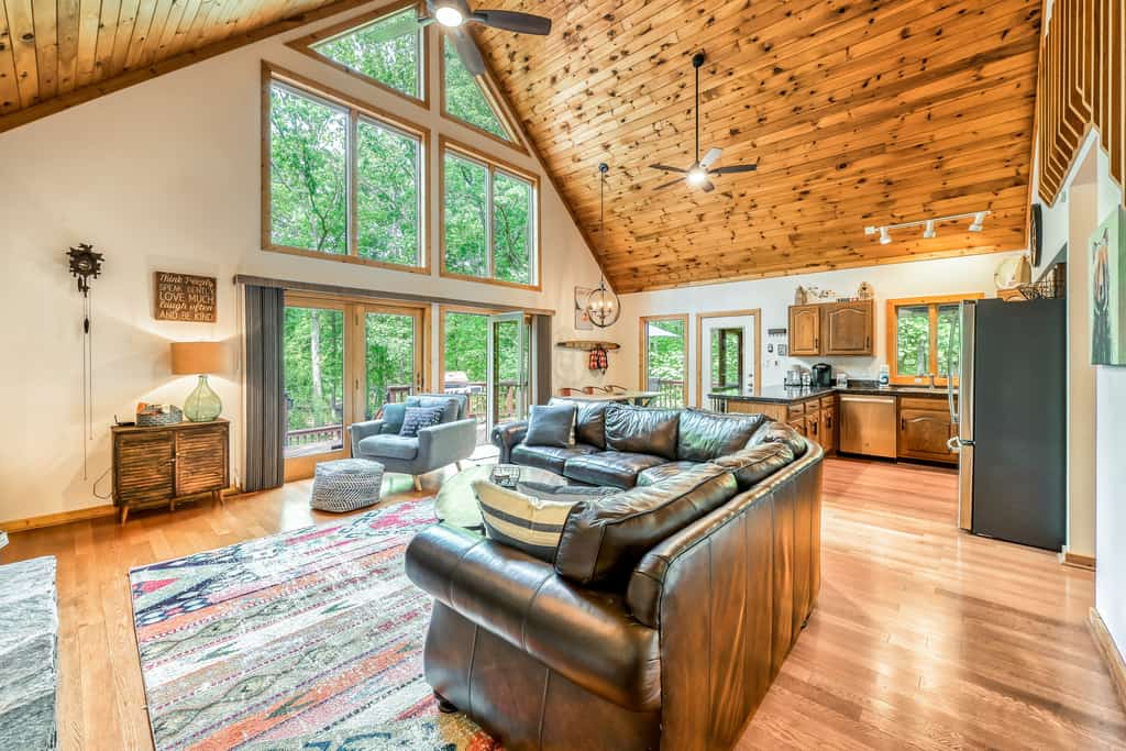 Waterfront cabin with private dock, hot tub, air hocky, foosball, deck, & W/D