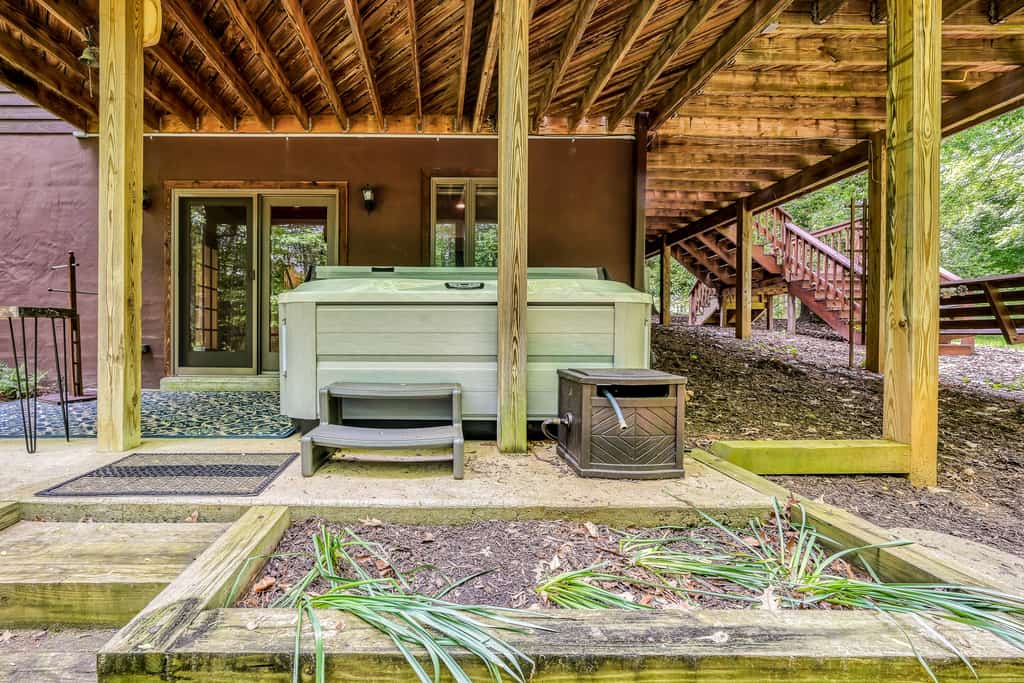 Waterfront cabin with private dock, hot tub, air hocky, foosball, deck, & W/D