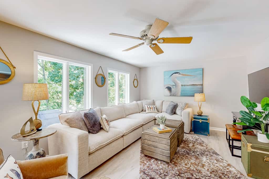 Lakefront house with breathtaking views, private dock & boat launch