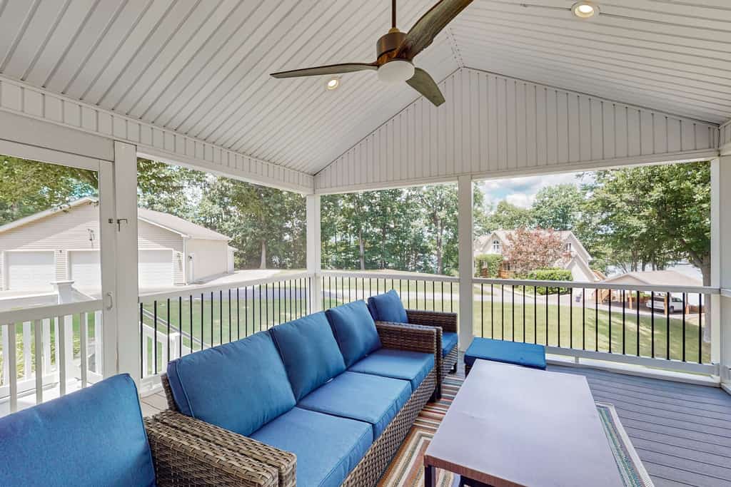 Lakefront house with breathtaking views, private dock & boat launch