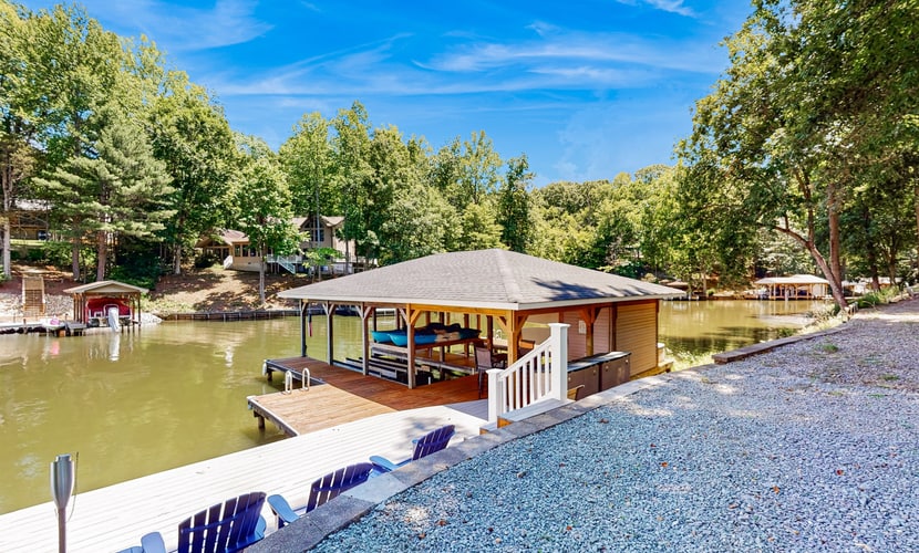 Lakefront house with breathtaking views, private dock & boat launch