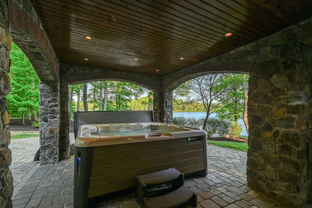 Spacious waterfront house with private hot tub, sauna, pool table