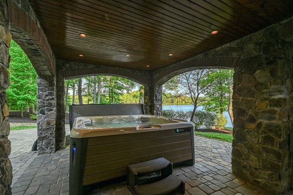 Spacious waterfront house with private hot tub, sauna, pool table