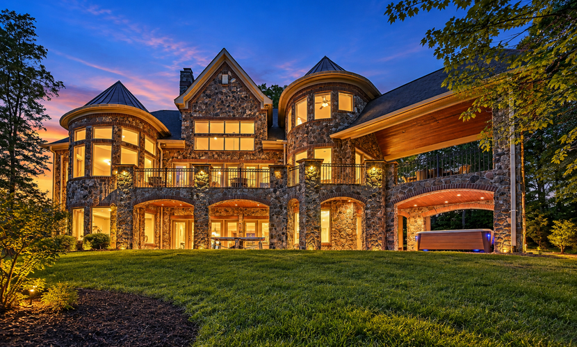 Spacious waterfront house with private hot tub, sauna, pool table