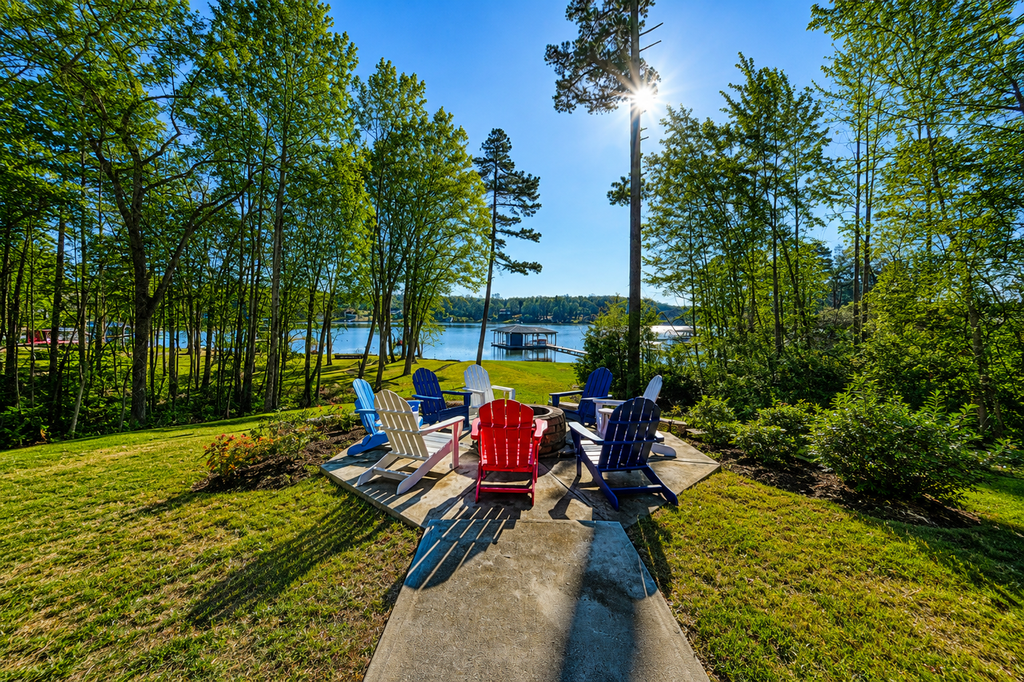 Lakeside retreat with a firepit, dock, deck, hot tub, pool table - dog friendly