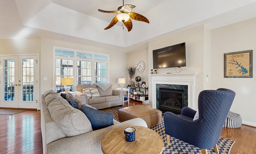 Peaceful lakeside retreat with hot tub, private pool, dock & paddle boards