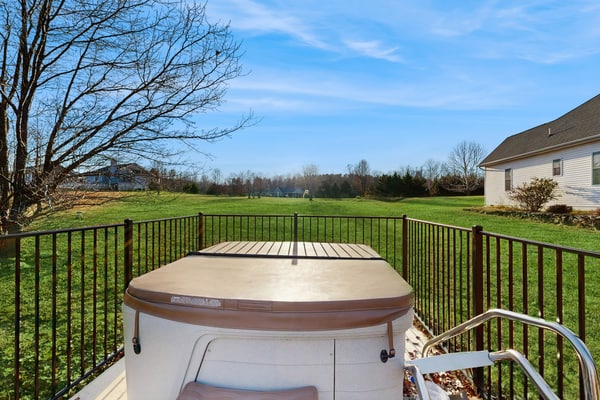 Peaceful lakeside retreat with hot tub, private pool, dock & paddle boards