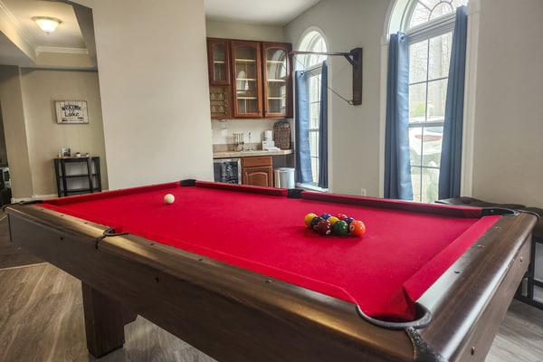 Fun & relaxing getaway with 2 game rooms, fire pits, deck, & more