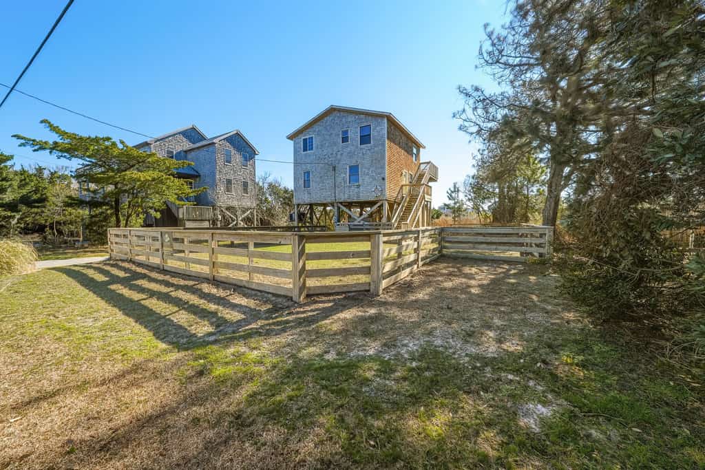 Sea La Vie - Stunning dog-friendly home with fully enclosed yard and close to beach access