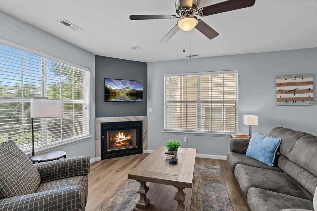 Classic 2BR Condo - SUN PORCH - Golf Course & Pool