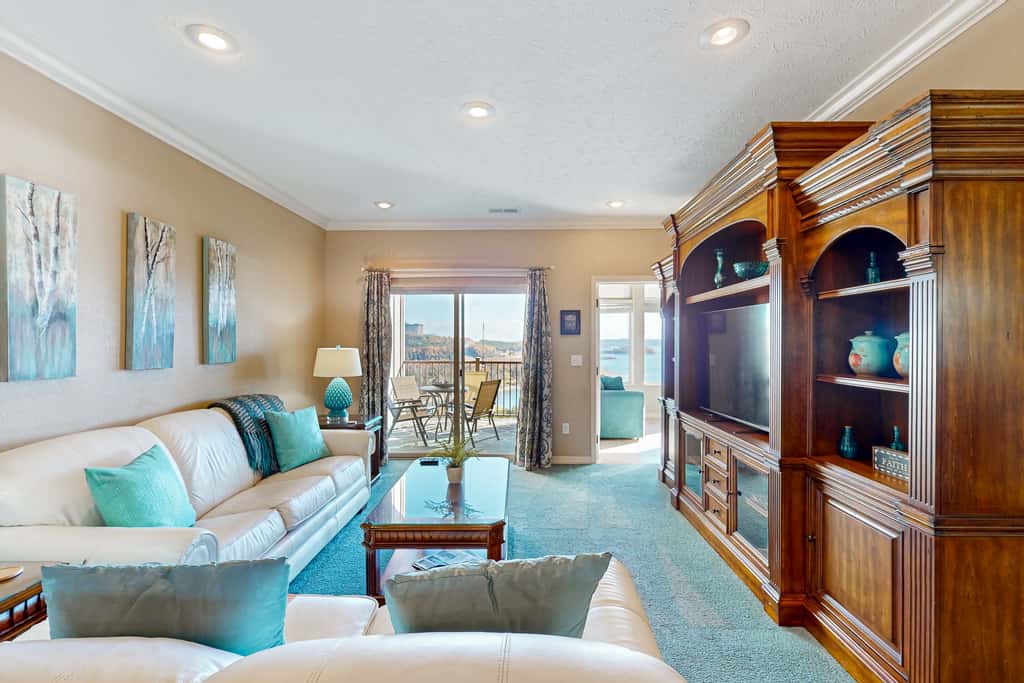 LAKEFRONT 2BR Retreat - Elevator Access