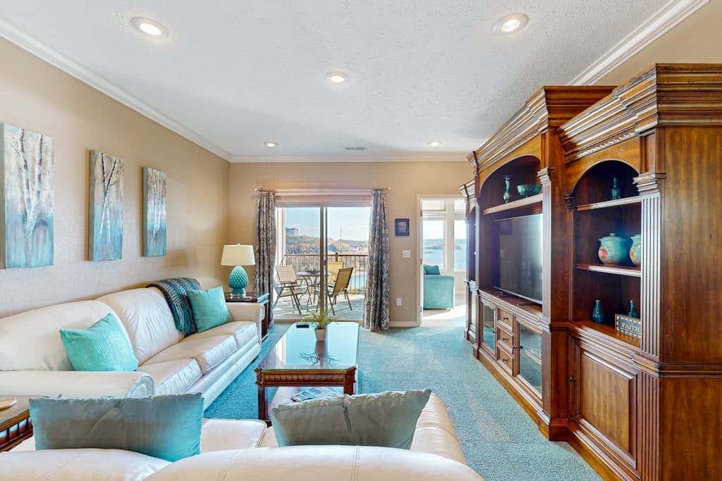 LAKEFRONT 2BR Retreat - Elevator Access
