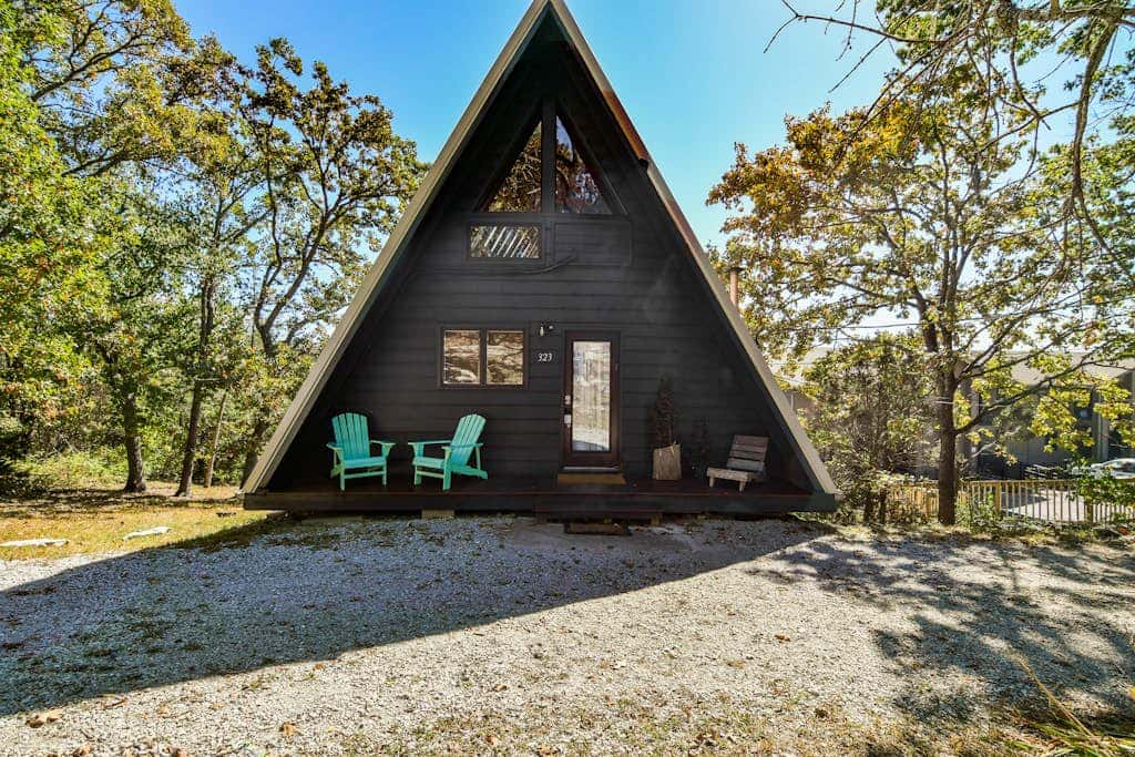 Woodsy 2BR A-Frame - HOT TUB - Pool Table & Lake