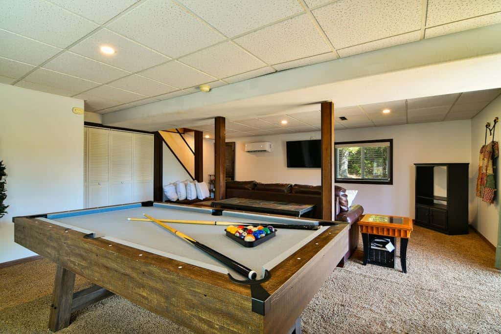 Woodsy 2BR A-Frame - HOT TUB - Pool Table & Lake