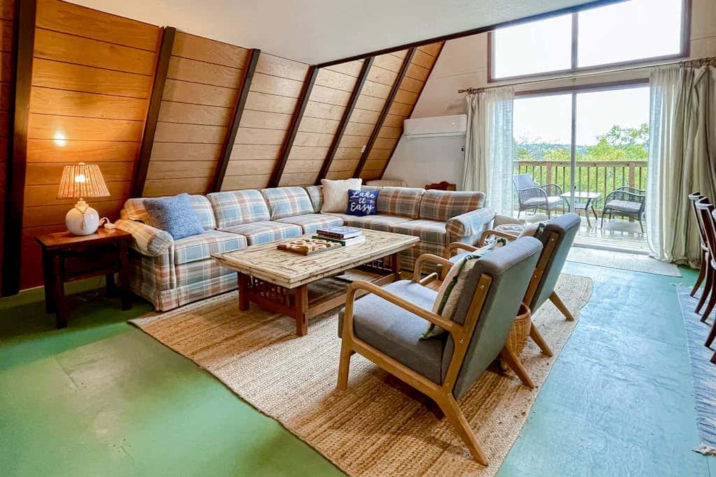 Woodsy 2BR A-Frame - HOT TUB - Pool Table & Lake