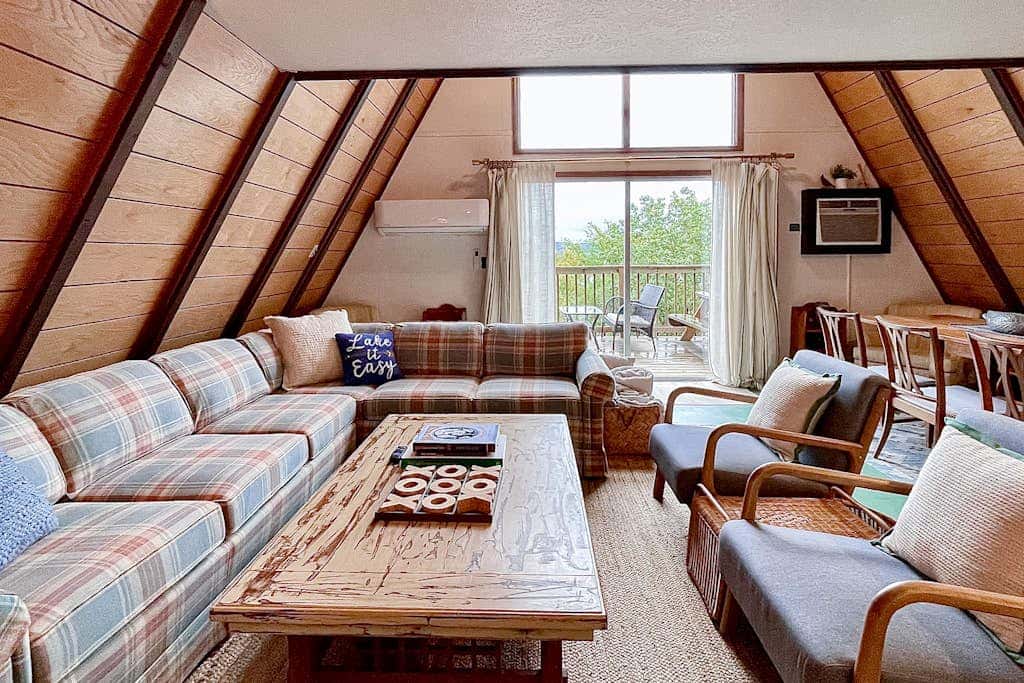Woodsy 2BR A-Frame - HOT TUB - Pool Table & Lake