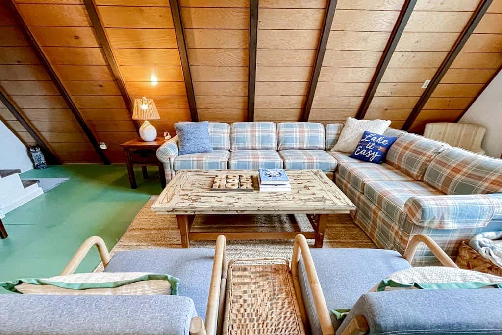 Woodsy 2BR A-Frame - HOT TUB - Pool Table & Lake