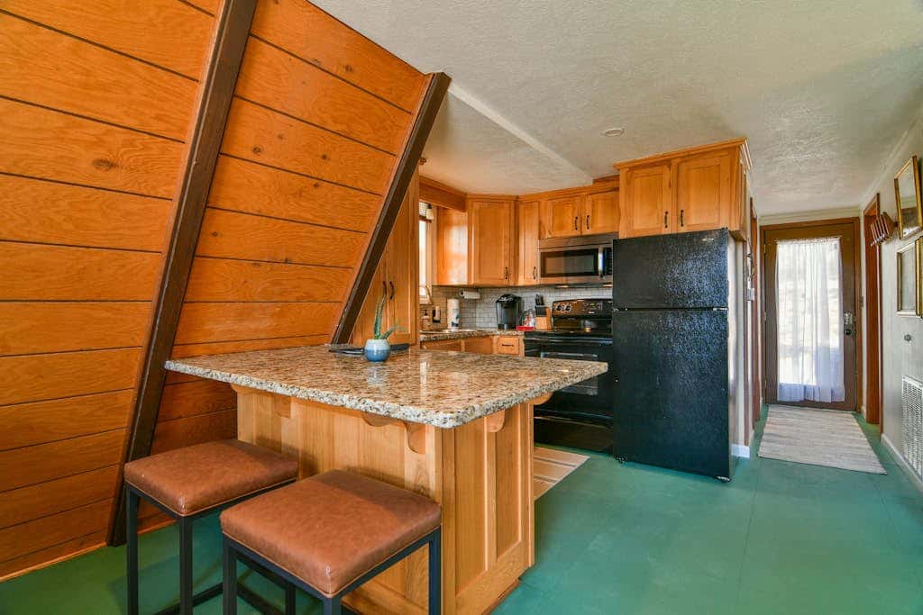Woodsy 2BR A-Frame - HOT TUB - Pool Table & Lake