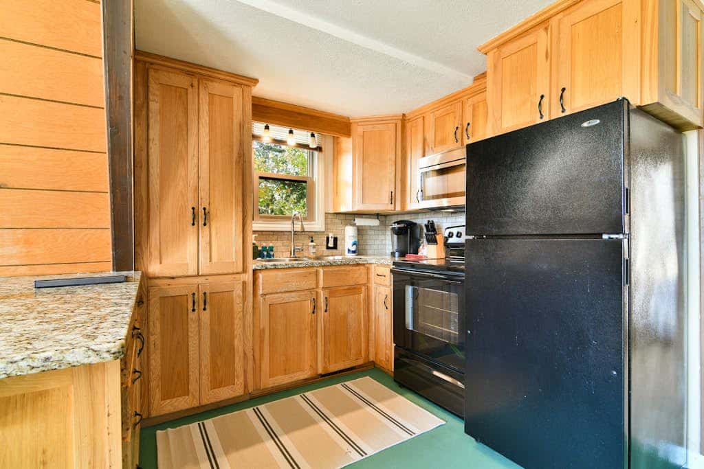 Woodsy 2BR A-Frame - HOT TUB - Pool Table & Lake