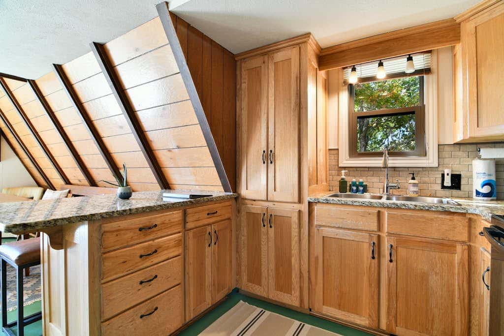 Woodsy 2BR A-Frame - HOT TUB - Pool Table & Lake