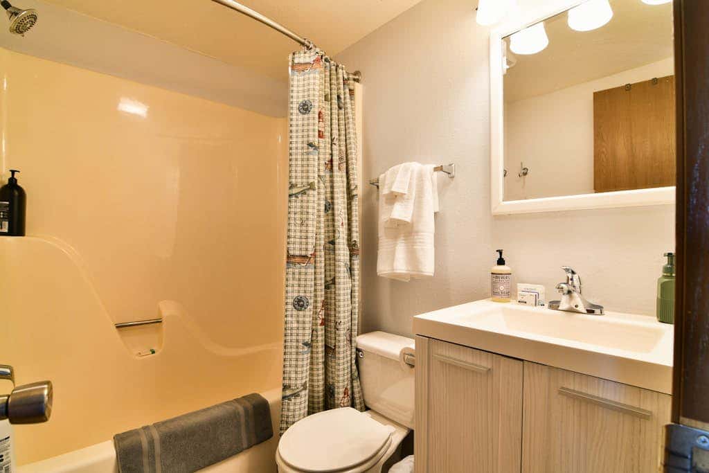 Woodsy 2BR A-Frame - HOT TUB - Pool Table & Lake