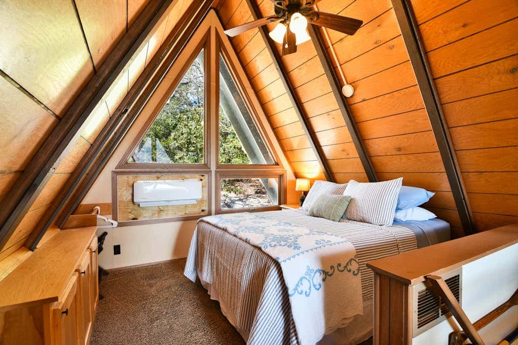 Woodsy 2BR A-Frame - HOT TUB - Pool Table & Lake