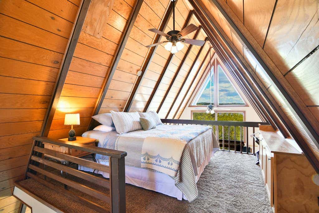 Woodsy 2BR A-Frame - HOT TUB - Pool Table & Lake