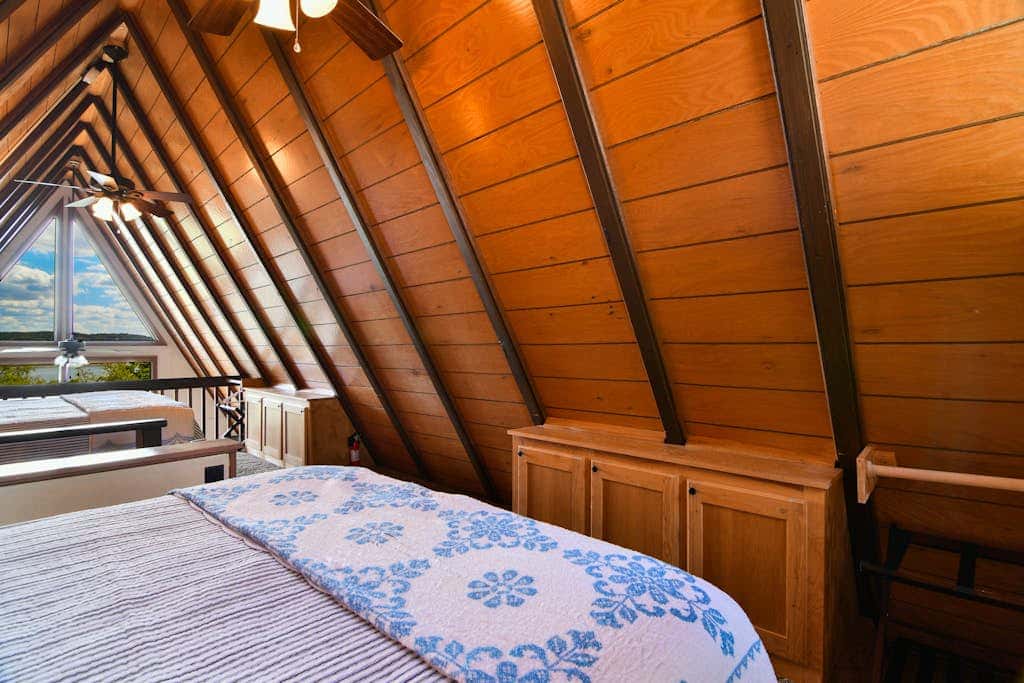 Woodsy 2BR A-Frame - HOT TUB - Pool Table & Lake