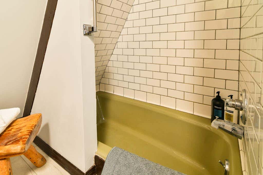 Woodsy 2BR A-Frame - HOT TUB - Pool Table & Lake