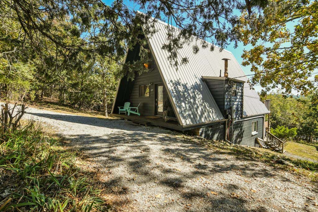 Woodsy 2BR A-Frame - HOT TUB - Pool Table & Lake