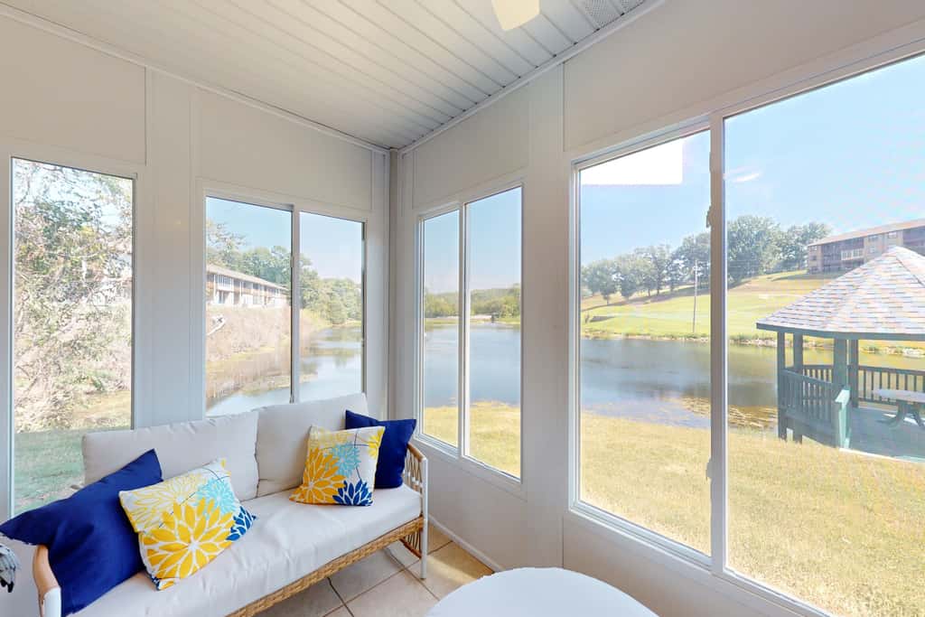 POND VIEWS - Airy 2BR Condo on Ground Floor