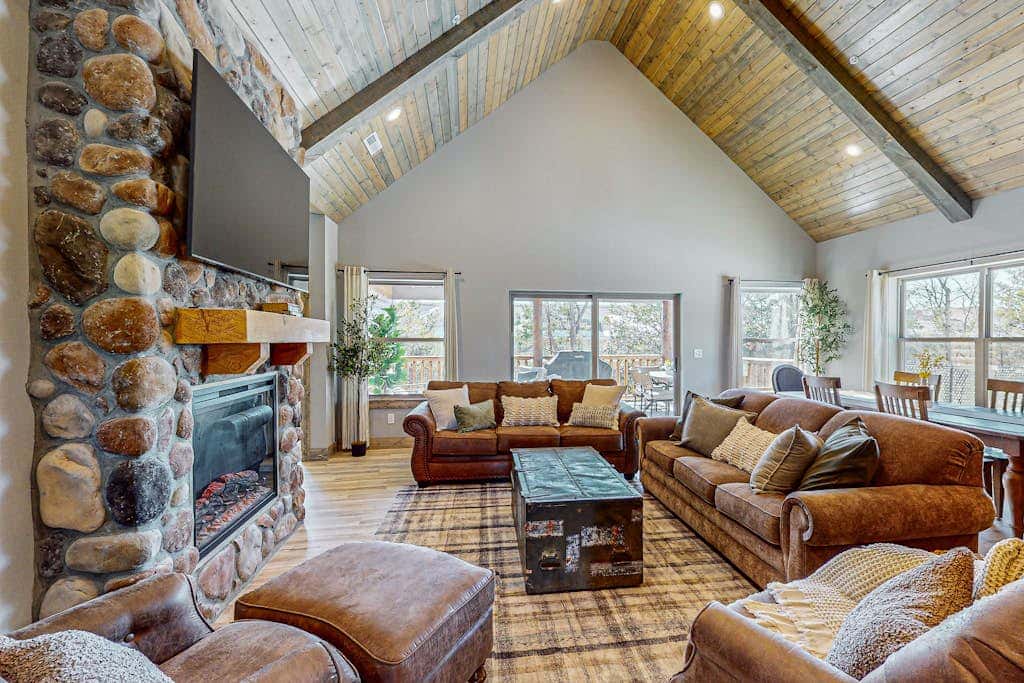 POOL & Arcade - Spacious 4BR Lodge - Near Branson