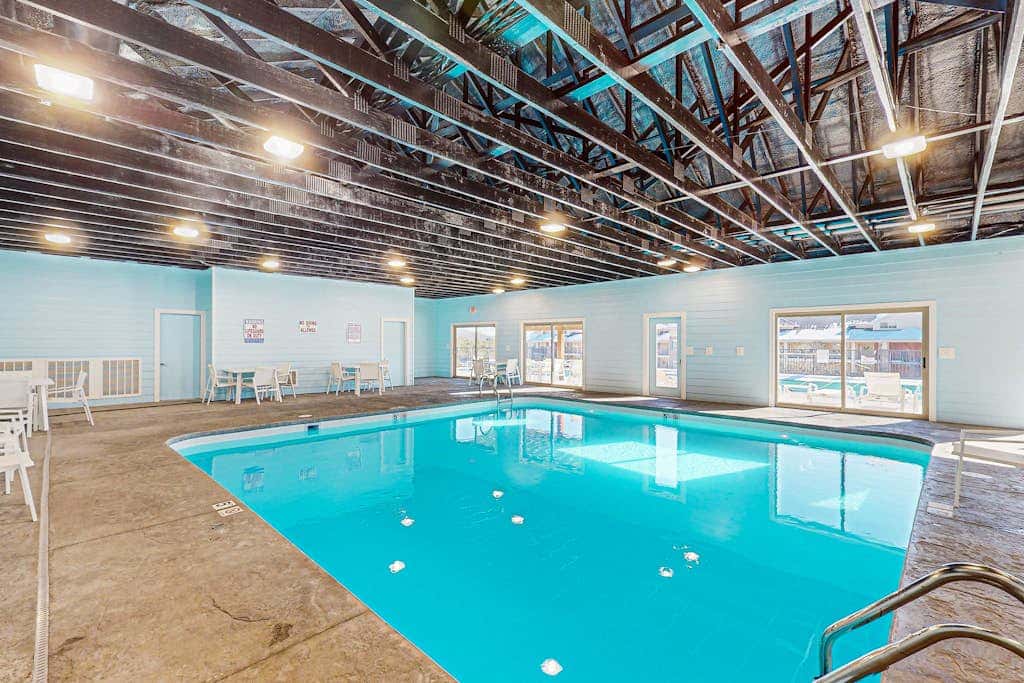 POOL & Arcade - Spacious 4BR Lodge - Near Branson