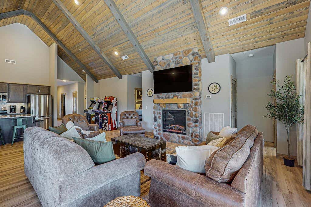 POOL & Arcade - Spacious 4BR Lodge - Near Branson