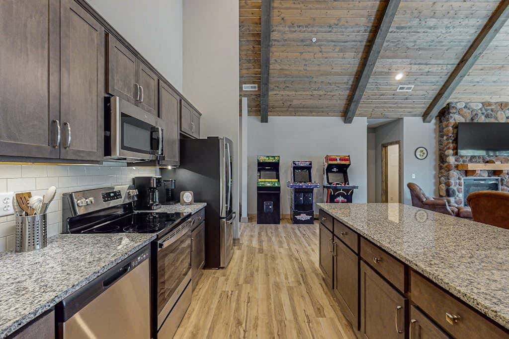 POOL & Arcade - Spacious 4BR Lodge - Near Branson