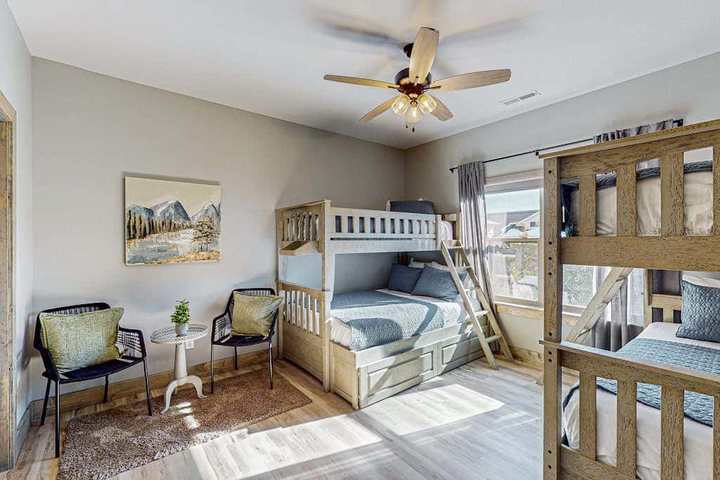 POOL & Arcade - Spacious 4BR Lodge - Near Branson