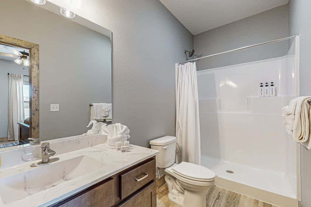 POOL & Arcade - Spacious 4BR Lodge - Near Branson