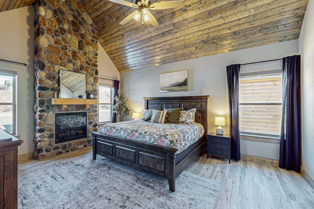 POOL & Arcade - Spacious 4BR Lodge - Near Branson