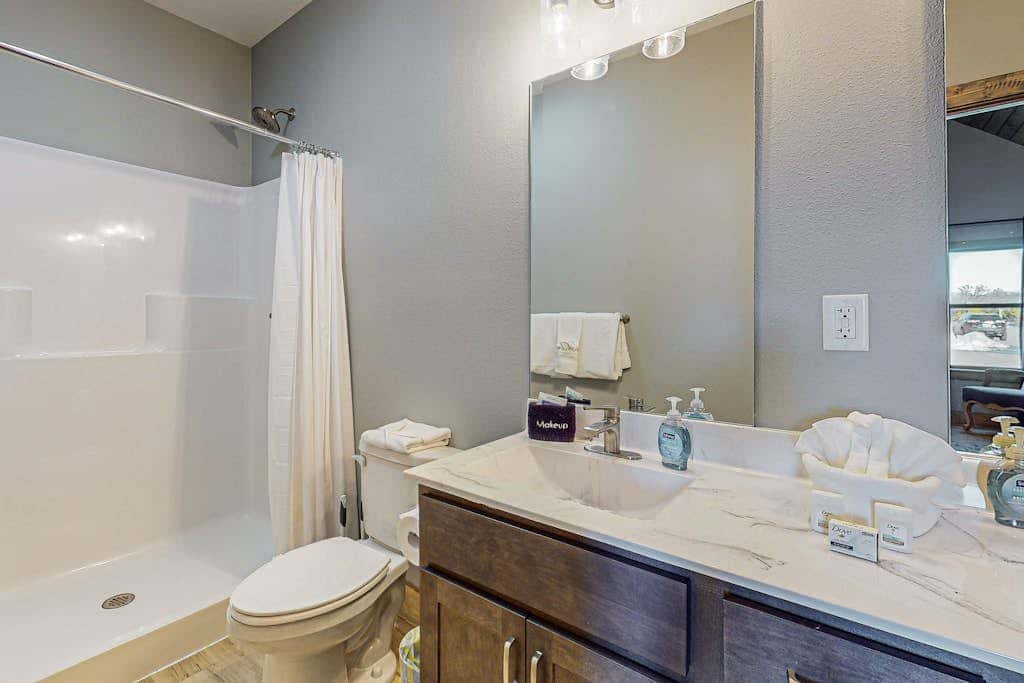 POOL & Arcade - Spacious 4BR Lodge - Near Branson