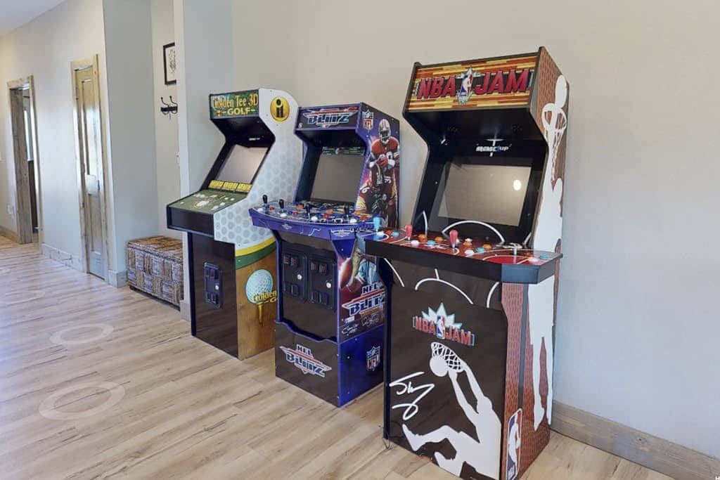 POOL & Arcade - Spacious 4BR Lodge - Near Branson