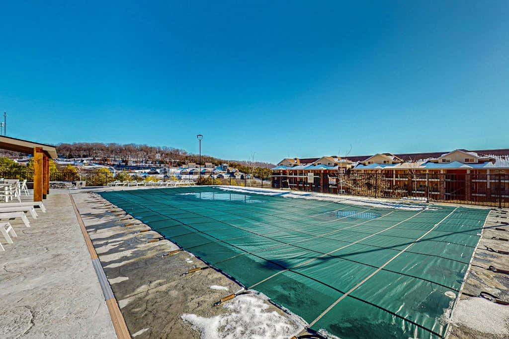 POOL & Arcade - Spacious 4BR Lodge - Near Branson