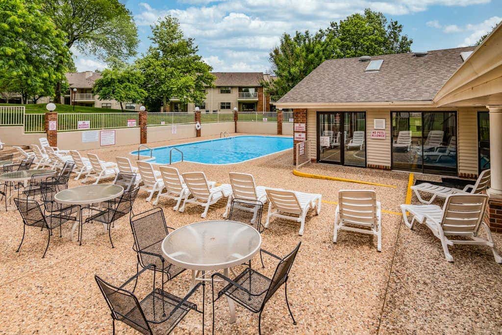 2BR Branson Condo w indoor/outdoor pools & sauna