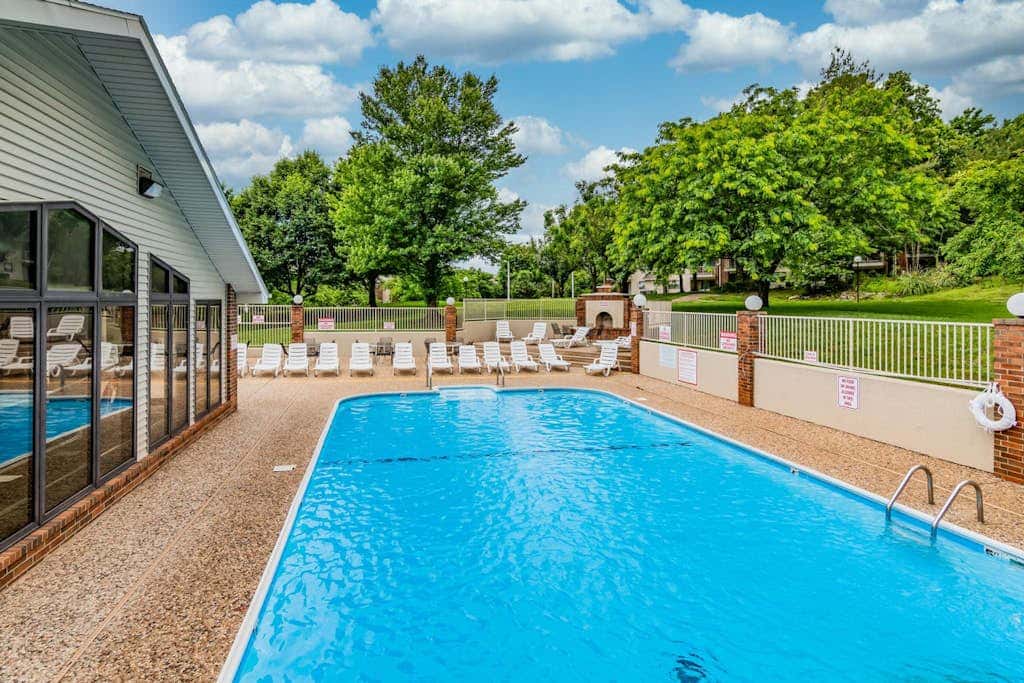 2BR Branson Condo w indoor/outdoor pools & sauna