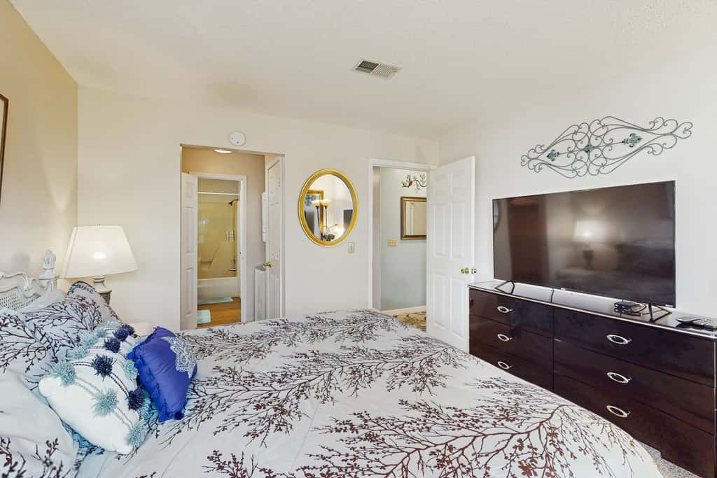 Serene 1BR Retreat - GOLF VIEW - Pools & Fireplace