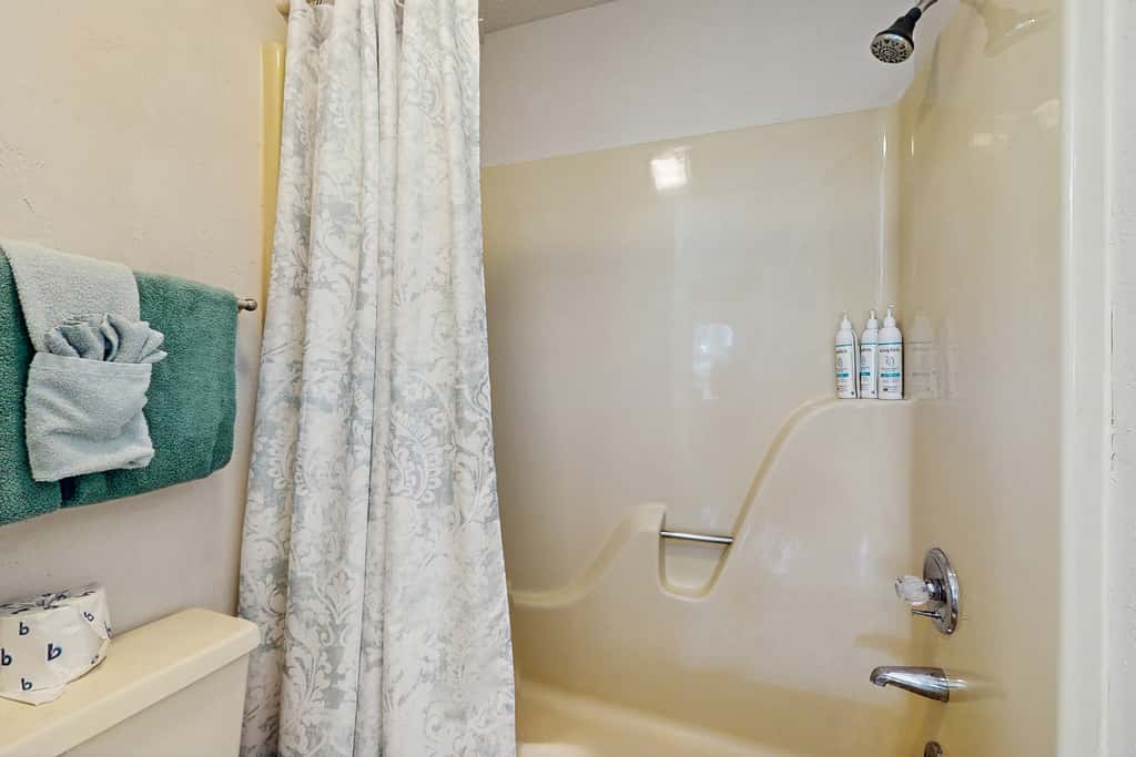 Serene 1BR Retreat - GOLF VIEW - Pools & Fireplace