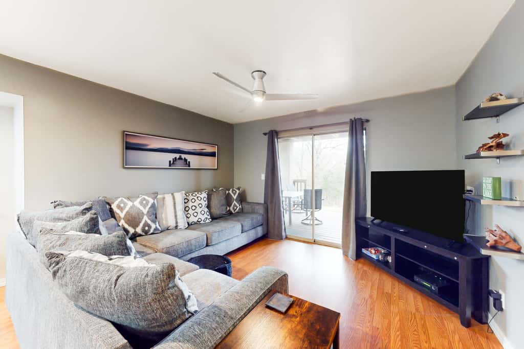 Bold 2BR Condo - MOUNTAIN VIEWS - Pool & Hot Tub