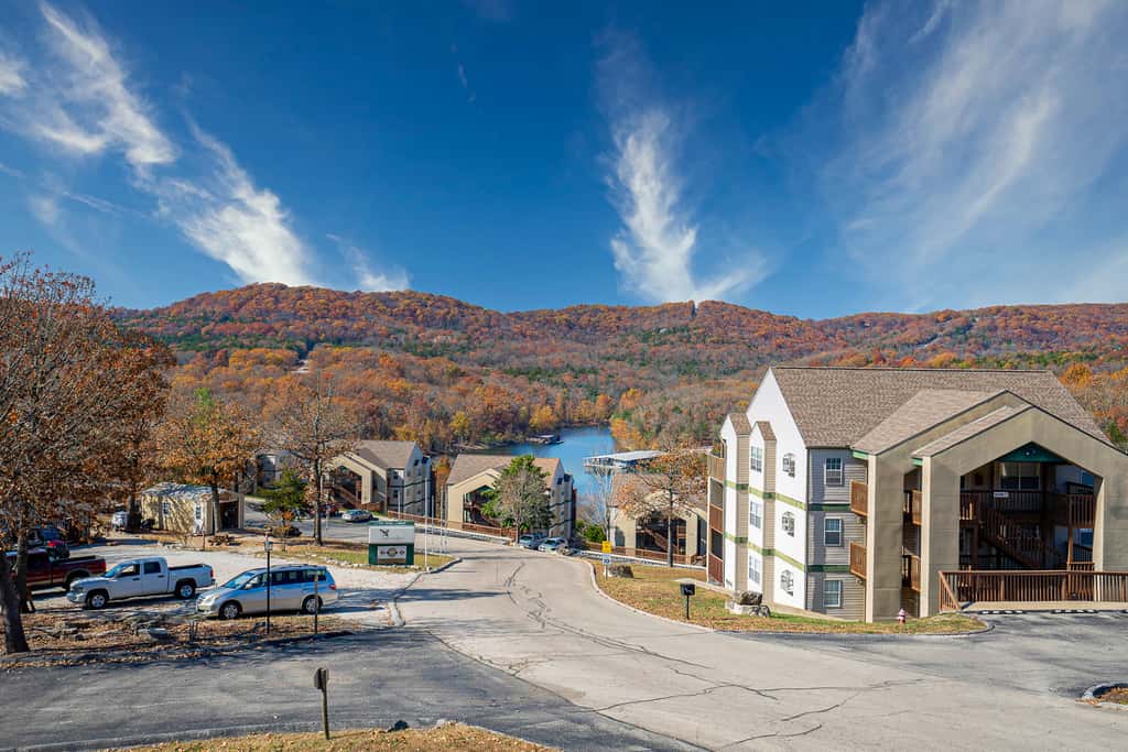 Bold 2BR Condo - MOUNTAIN VIEWS - Pool & Hot Tub