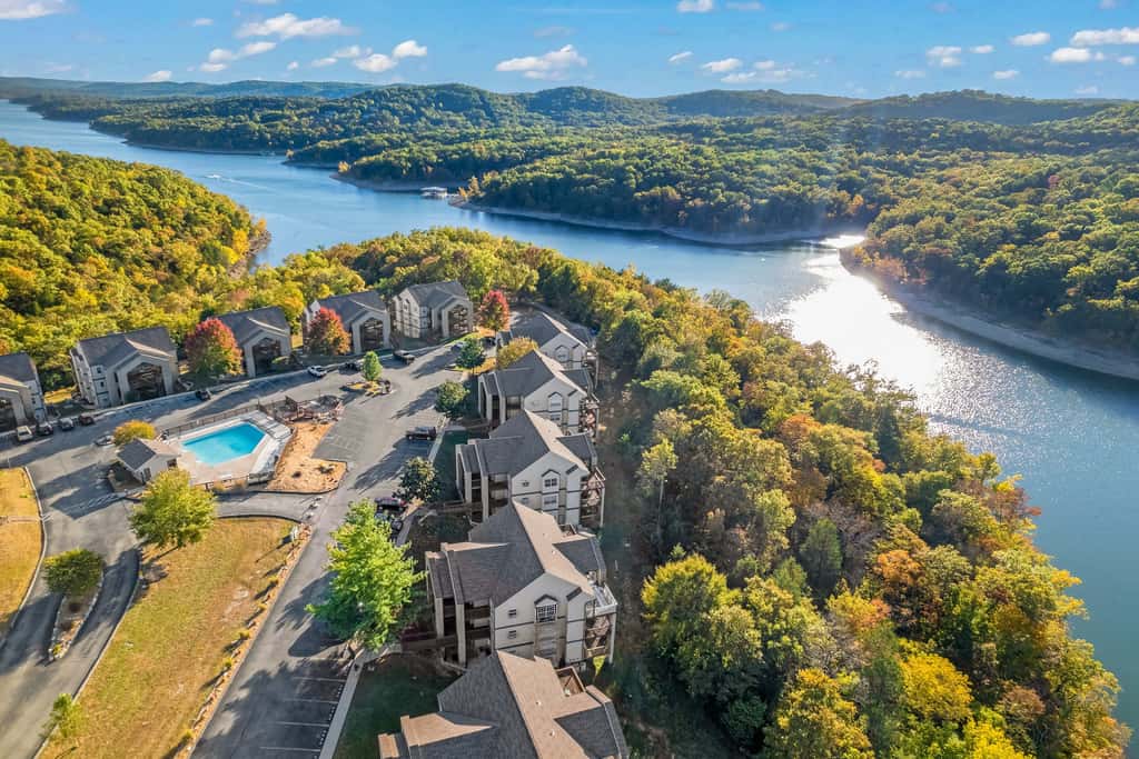 Bold 2BR Condo - MOUNTAIN VIEWS - Pool & Hot Tub