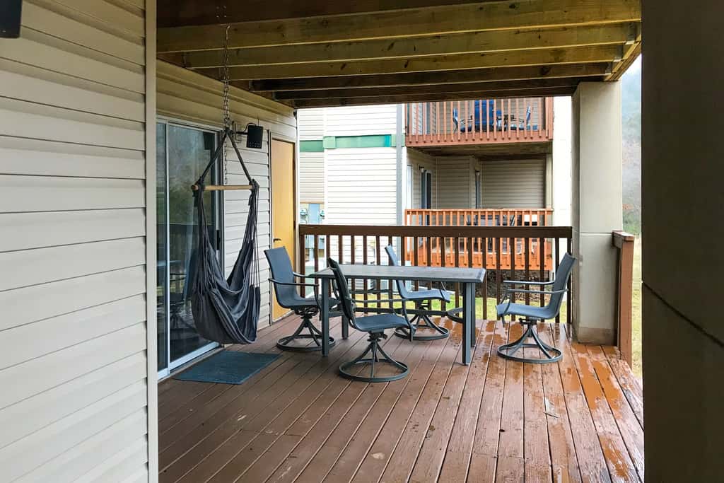 Bold 2BR Condo - MOUNTAIN VIEWS - Pool & Hot Tub
